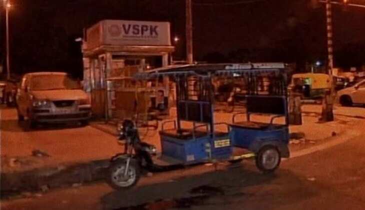 Ghaziabad Accident: Out-of-Control Car Rams Into E-Rickshaw, Two Dead on Ambedkar Road