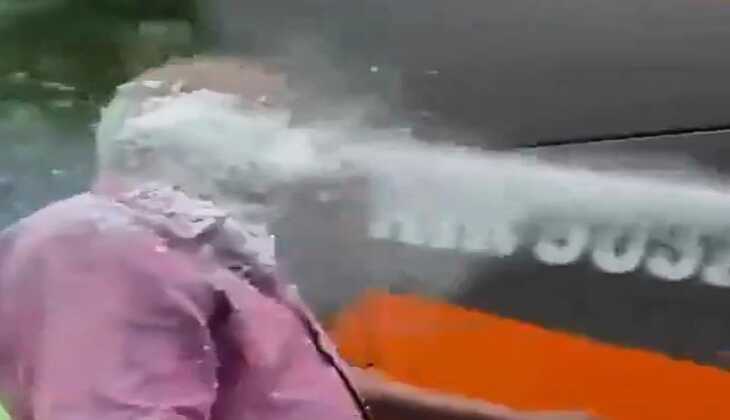 Outrage in Jhansi: Reckless Pranksters Spray Foam on Elderly Man's Face in Dangerous Bike Stunt, Netizens Demand Strict Action for Viral Video