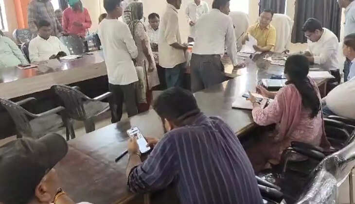 SDO Caught Watching YouTube During Samadhan Diwas in UP: Viral Video Leads to Demand for Explanation