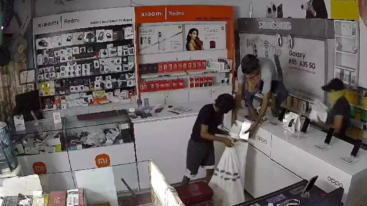 Delhi's Mahipalpur Mobile Showroom Heist Thieves Steal ₹25 Lakh in