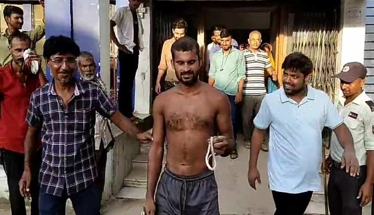 Unbelievable Scene in Samastipur: Man Brings Live Snake to Hospital After Bite, Sparks Alarm