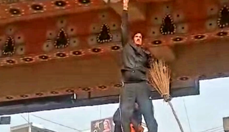 Traffic Cop in Varanasi Rescues Pigeon Trapped in Banned Chinese Manjha