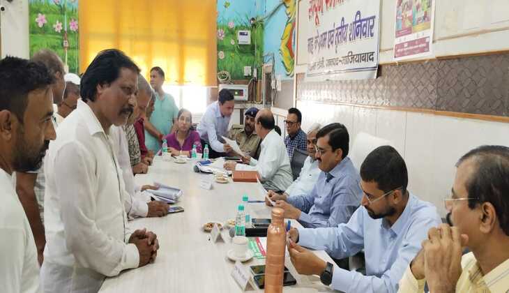 Ghaziabad&rsquo;s Sampoorna Samadhan Divas: District Magistrate Addresses Grievances at Loni Tehsil; Only 14 of 181 Complaints Resolved