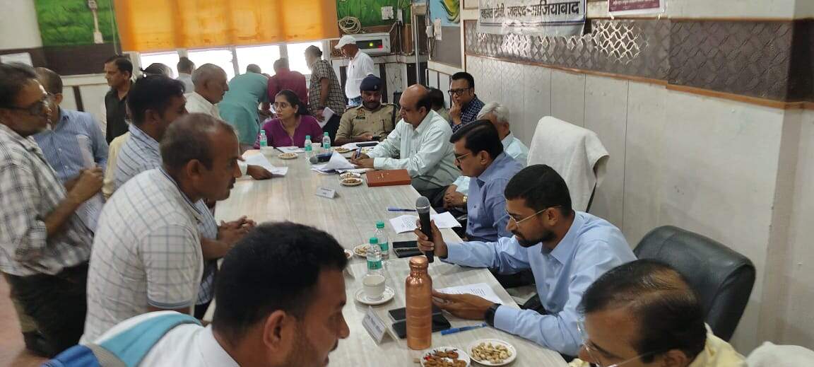 Ghaziabad’s Sampoorna Samadhan Divas: District Magistrate Addresses Grievances at Loni Tehsil; Only 14 of 181 Complaints Resolved