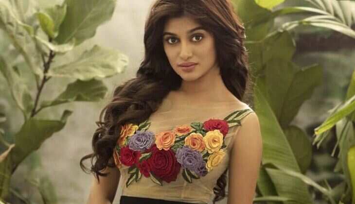 Who is Oviya?