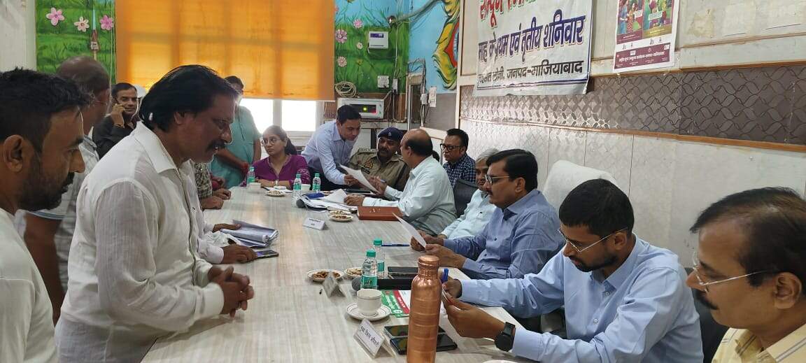 Ghaziabad’s Sampoorna Samadhan Divas: District Magistrate Addresses Grievances at Loni Tehsil; Only 14 of 181 Complaints Resolved