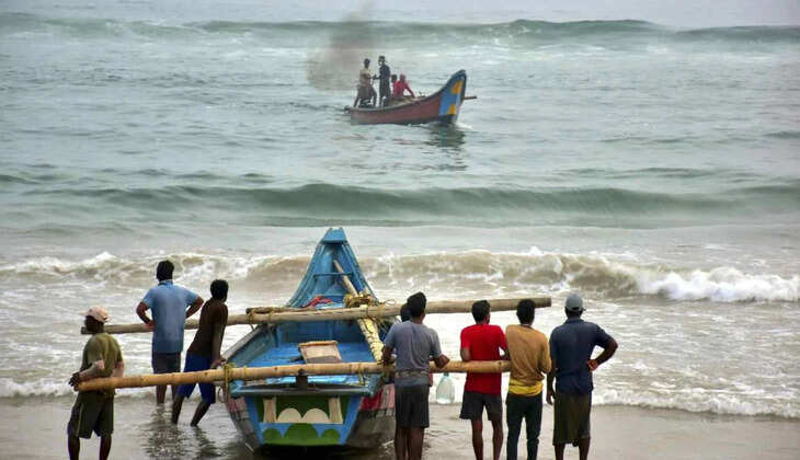 Cyclone Dana kills everything with winds at 120km torrential rains and felled trees as she landed on shore
