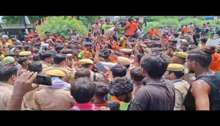 Highway Chaos: Meerut Kawad Pilgrims Protest Theft, Block Road