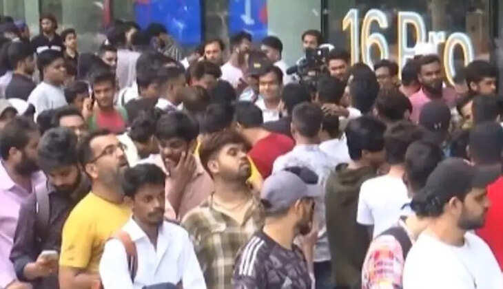 iPhone 16 Sales Spark Frenzy in India Long Queues Outside Stores in Mumbai and Delhi as Crowds Rush to Purchase