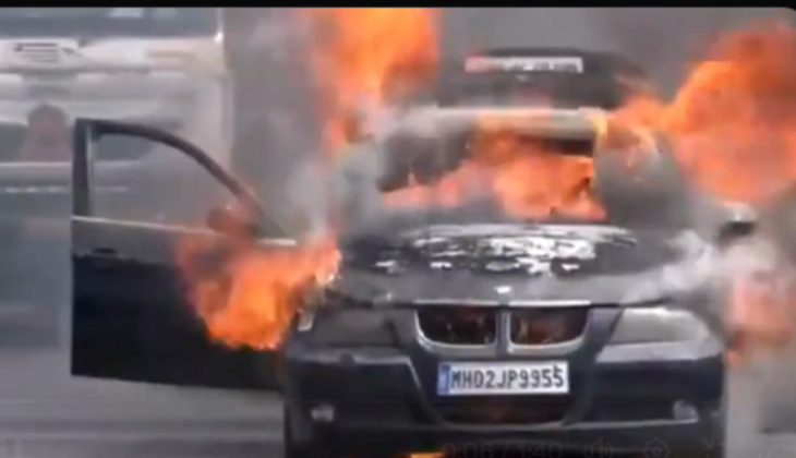 BMW Car Catches Fire While Driving in Mumbai&rsquo;s Jogeshwari Area