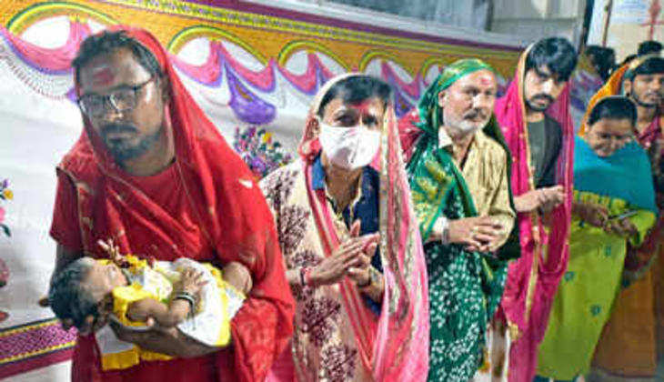 Men in Sarees Steal the Show: Gujarat's 200-Year-Old Garba Tradition Continues to Amaze During Navratri!